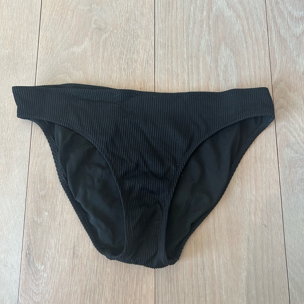 Black aerie ribbed bikini bottoms. Size XS. Most comfy bikini bottoms Iv owned.